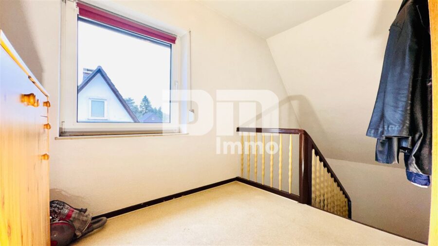 Solides Ein- bis Dreifamilienhaus + zwei Garagen mit großem Grundstück in Traumlage - DG Treppenhaus